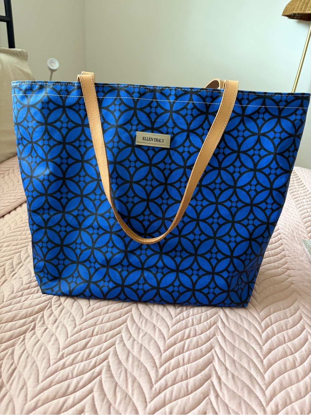 Ellen Tracy Blue Geometric beautiful Tote Bag Red Lining Zip Top